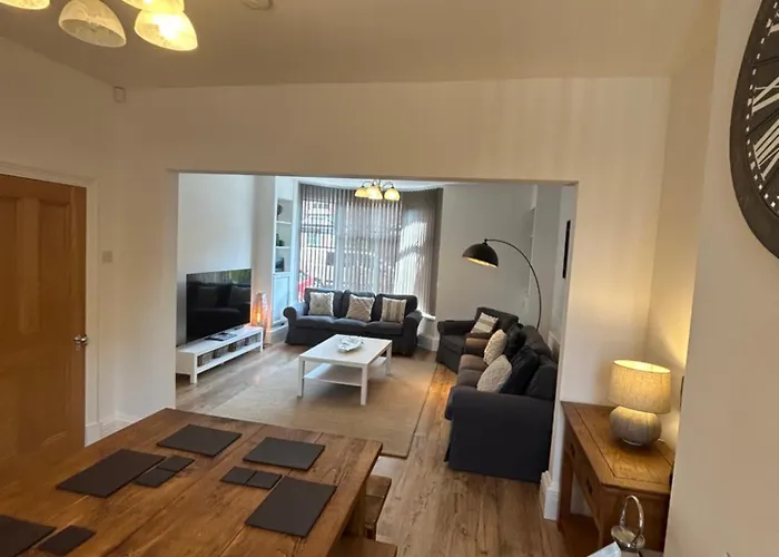 Beautiful 4Br Home Near Chester Racecourse