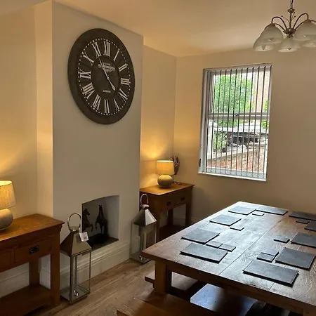 Beautiful 4Br Home Near Chester Racecourse Exterior photo