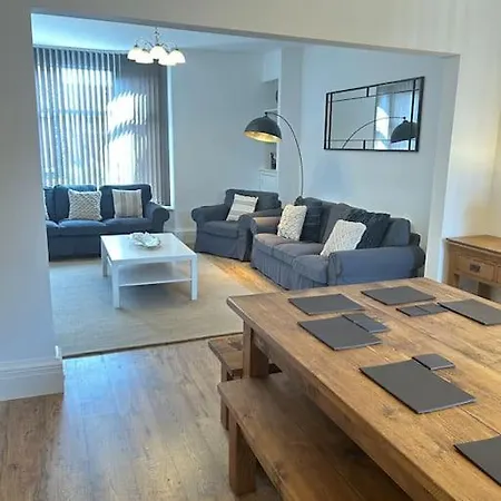 Beautiful 4Br Home Near Chester Racecourse Exterior photo