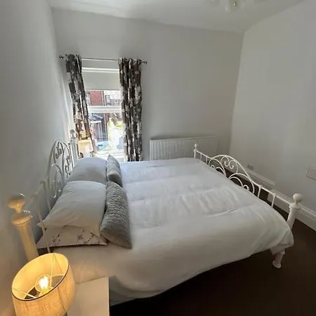 Beautiful 4Br Home Near Chester Racecourse Exterior photo